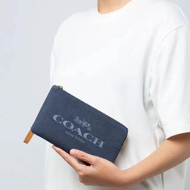 COACH Corner Zip 20