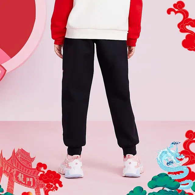 安踏儿童 新年款 初登龙门 新年红舒适休闲中腰针织运动裤 儿童款 梦幻黑