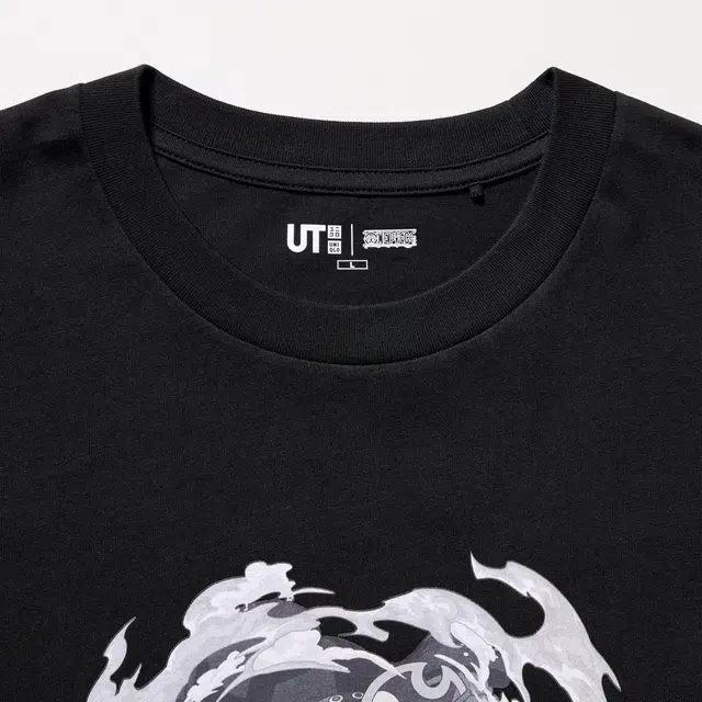 UNIQLO x one piece film red T