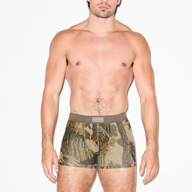 SKIMS FW25 MENS REALTREE 3" BOXER BRIEF logo
