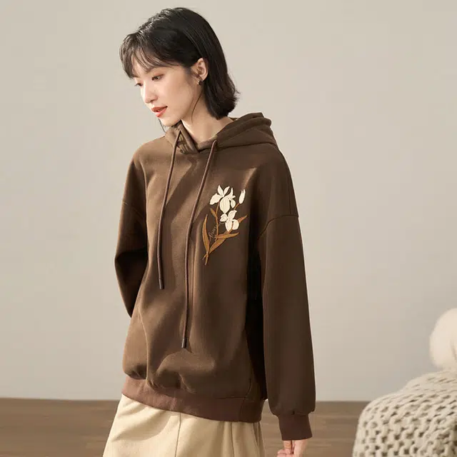 茵曼 植物绣花宽松连帽卫衣 女款 咖啡色