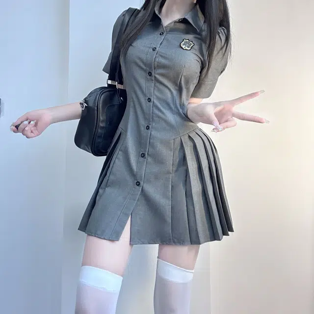 九条喵 纯色徽章刺绣收腰翻领单排扣泡泡袖短袖连衣裙 灰色