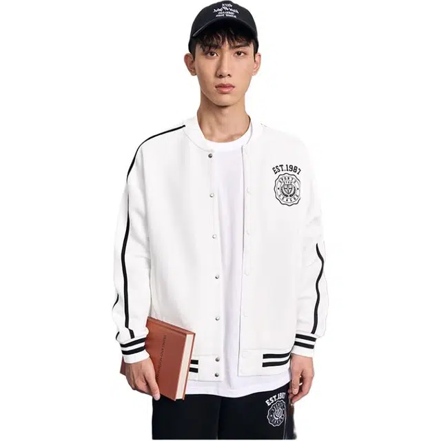 特步 条纹字母单排扣舒适透气百搭长袖棒球服 男女同款 本白