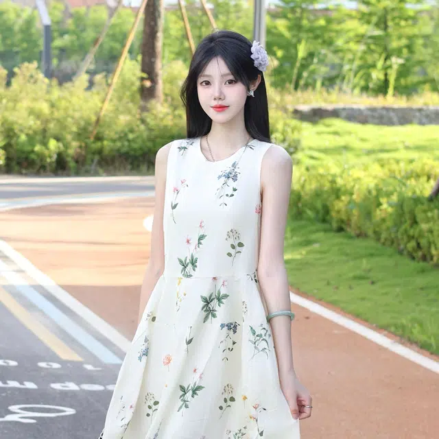 茵曼 植物碎花浪漫度假风宽松花苞长裙无袖连衣裙 女款 杏色
