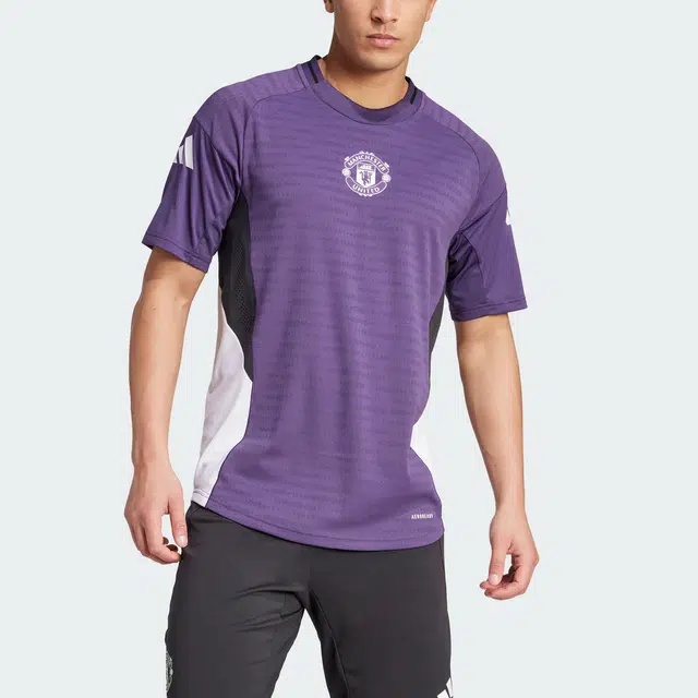 adidas SS25 MANCHESTER UNITED TIRO 25 PRO logo