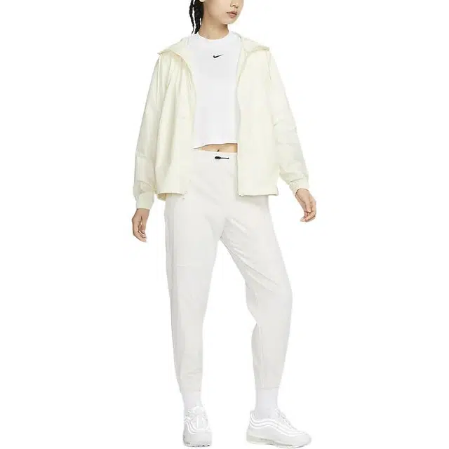 Nike Sportswear Essential Repel Logo