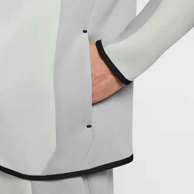 Nike WINDRUNNER Tech