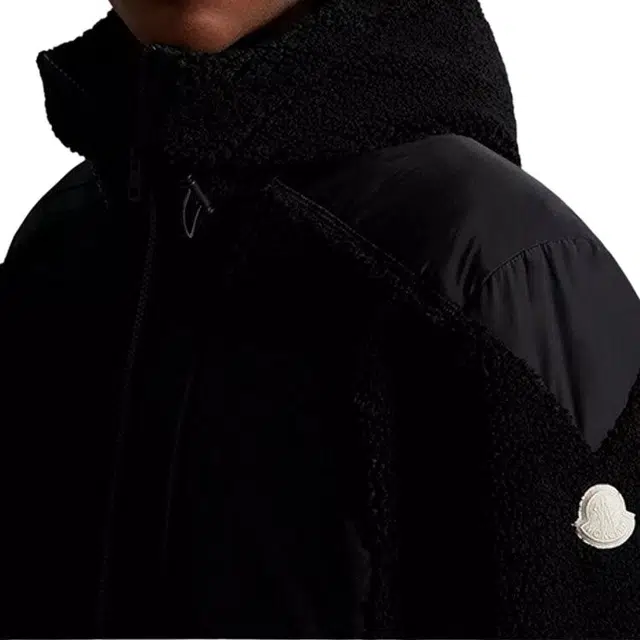 Moncler FW22 logo
