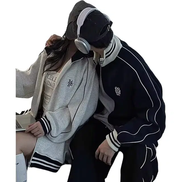 悍戈 美式日系立领刺绣松弛感学院风条纹休闲宽松插肩开衫外套夹克 男女同款