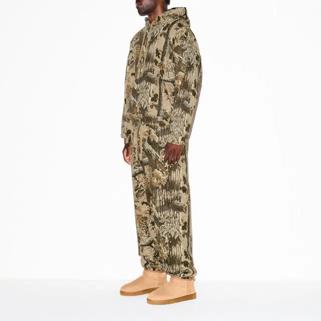 SKIMS FW25 HEAVYWEIGHT FLEECE MENS REALTREE RELAXED HOODIE
