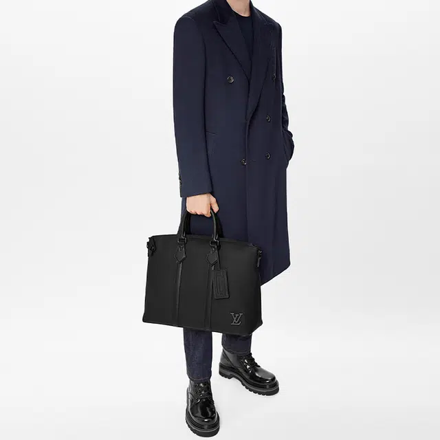 LOUIS VUITTON SAC LOCK IT Logo Tote 520