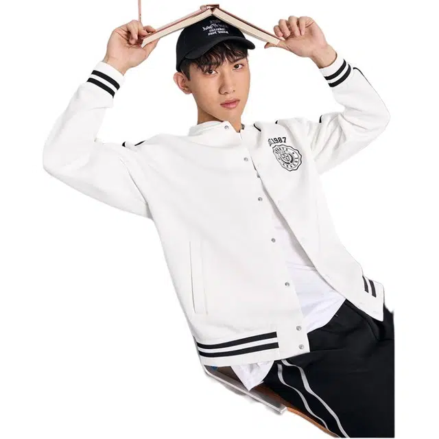 特步 条纹字母单排扣舒适透气百搭长袖棒球服 男女同款 本白