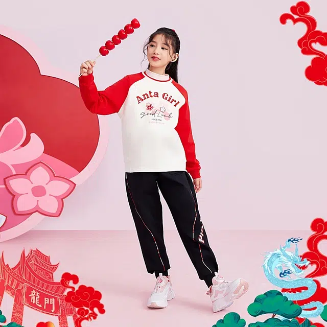 安踏儿童 新年款 初登龙门 新年红舒适休闲中腰针织运动裤 儿童款 梦幻黑
