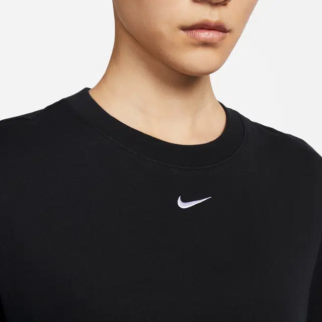 Nike Sportswear Essential Logo