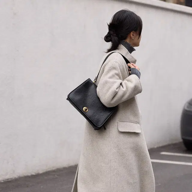 西木汀 破风 法式风格通用百搭通勤 牛皮 斜挎包单肩包 中号 女款 深邃黑/咖啡色