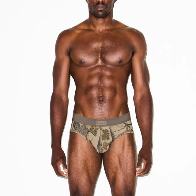 SKIMS FW25 MENS REALTREE BRIEF logo