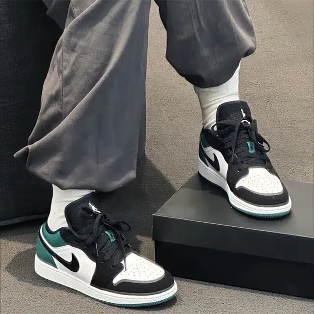 Air Jordan 1 Low GS "Mystic green"