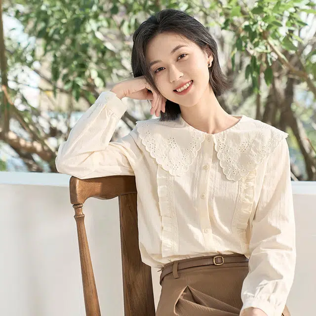 茵曼  纯色镂空木耳边娃娃领长袖衬衫 女款