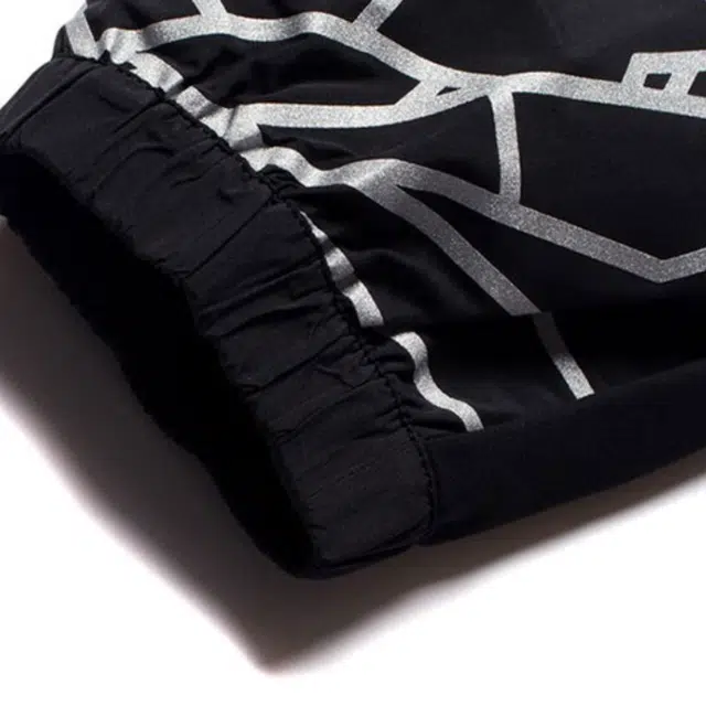 李宁 童装 运动生活系列 满印反光设计宽松束脚运动裤 男童 黑色