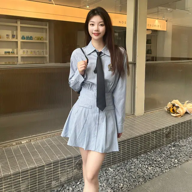 九条喵 拼色条纹徽章刺绣尖领收腰衬衫长袖连衣裙制服 浅蓝色