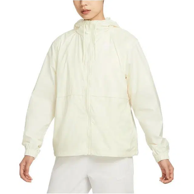 Nike Sportswear Essential Repel Logo