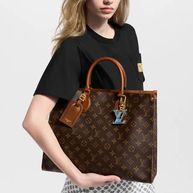 LOUIS VUITTON Gloss