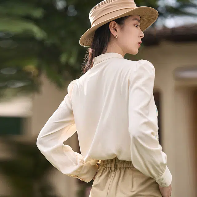 茵曼 假两件拼接撞色针织长袖衬衫 女款 浅杏色