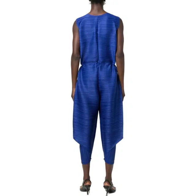 PLEATS PLEASE ISSEY MIYAKE