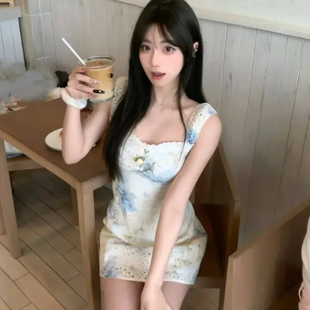 花蔓色 法式纯欲甜美镂空碎花重工刺绣百搭短款装吊带连衣裙 女款