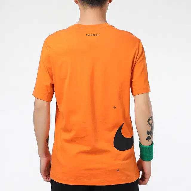 Nike Sportswear Swoosh Club T