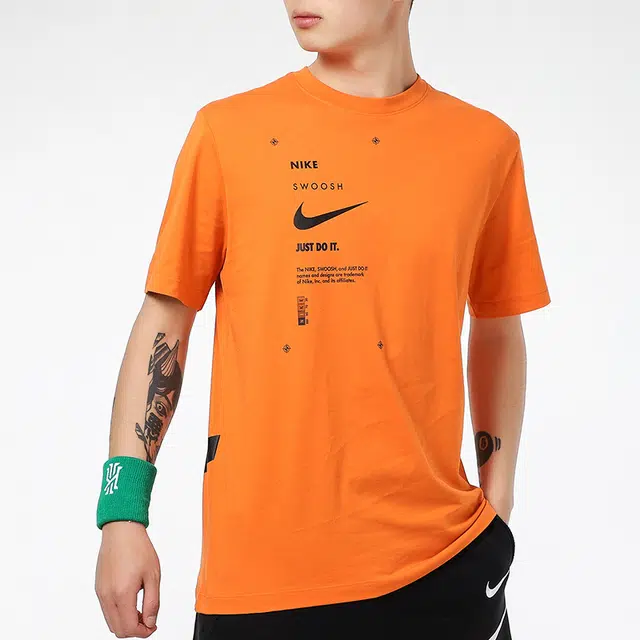 Nike Sportswear Swoosh Club T
