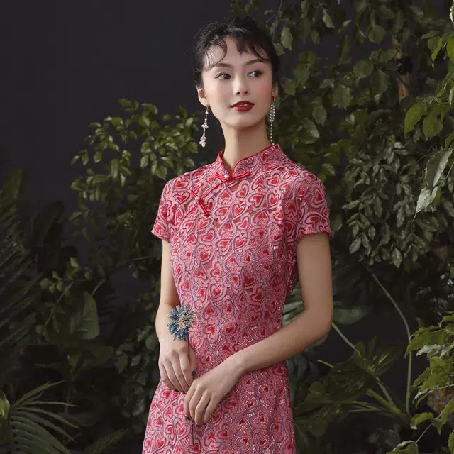 槿爷东方 爱心蕾丝连肩袖短旗袍 洋红色