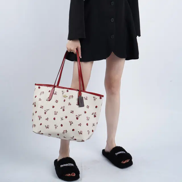 COACH City 33 Logo Tote
