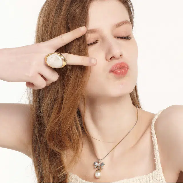 DaisyFellowes AY