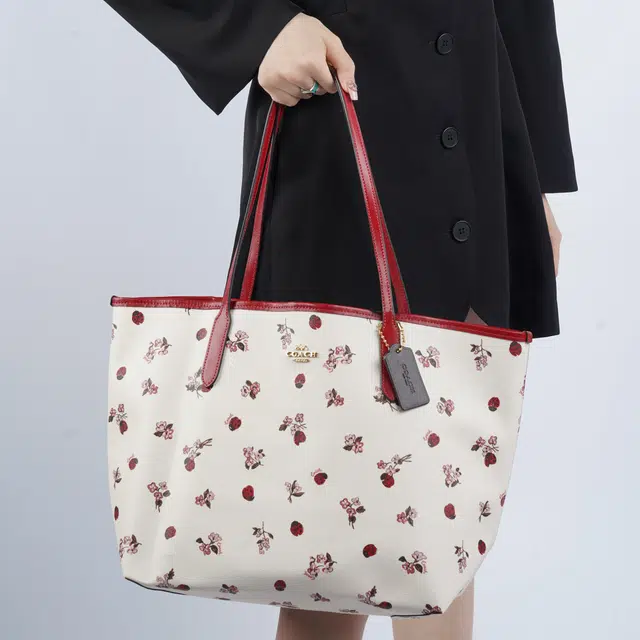 COACH City 33 Logo Tote