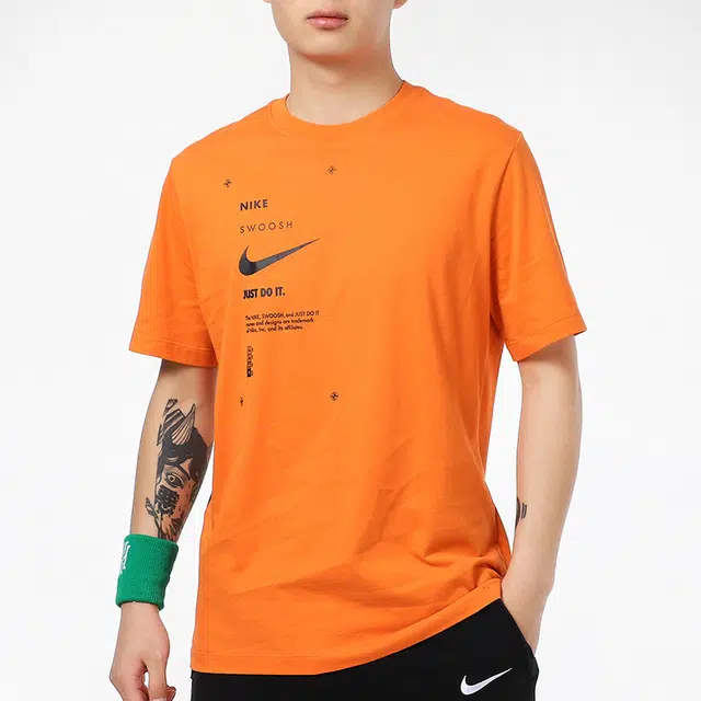 Nike Sportswear Swoosh Club T