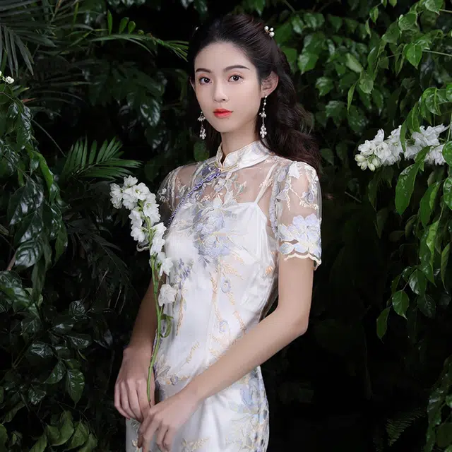 槿爷东方 重工刺绣及膝短袖低开衩短袖旗袍 女款 月光白