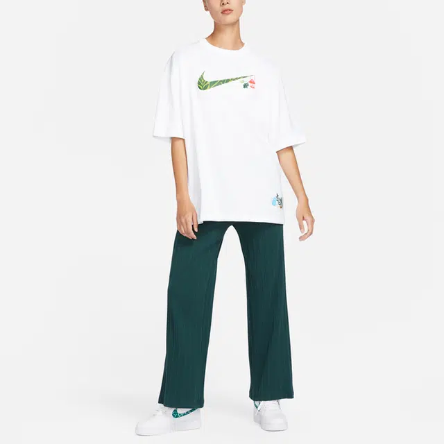 Nike Sportswear Swoosh T