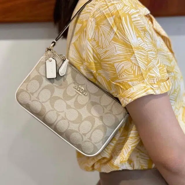 COACH Nolita 19