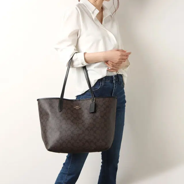 COACH City 33 Logo Tote