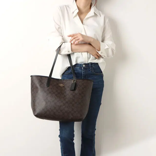 COACH City 33 Logo Tote
