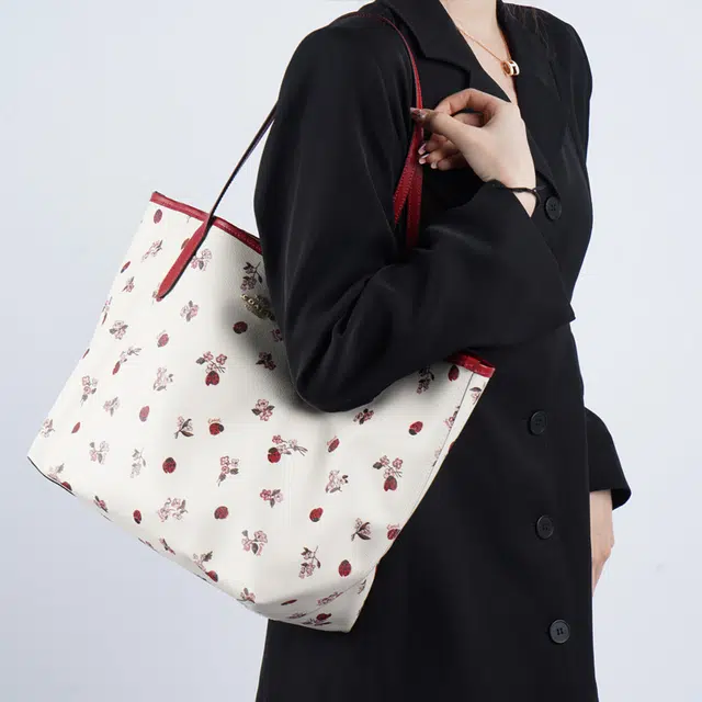 COACH City 33 Logo Tote