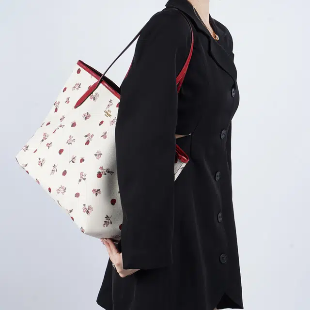 COACH City 33 Logo Tote