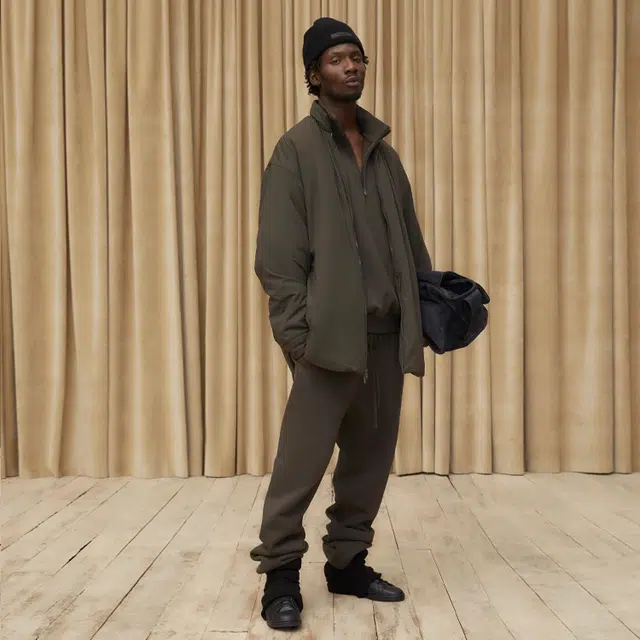 Fear of God Essentials SS23 Relaxed Sweatpants Off Black Logo