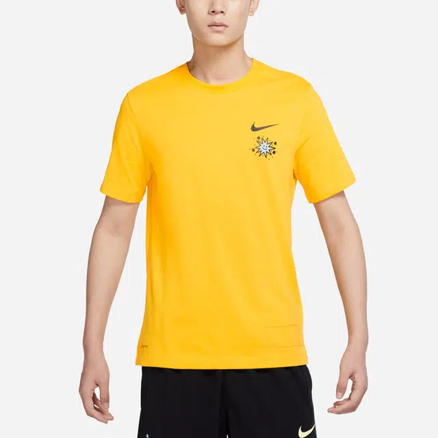 Nike SS22 T