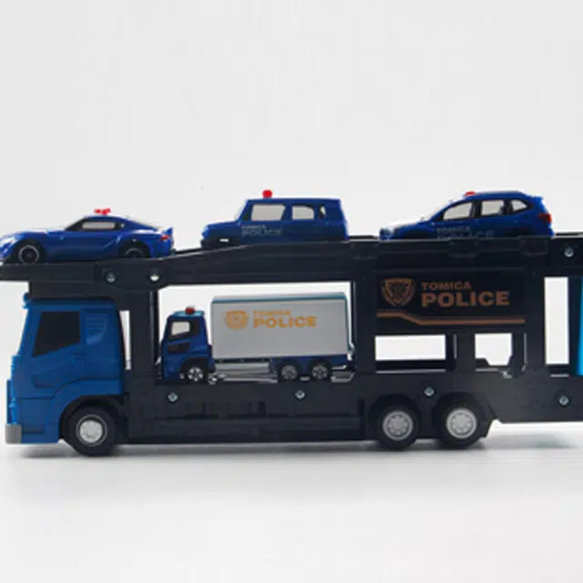 TAKARA TOMY