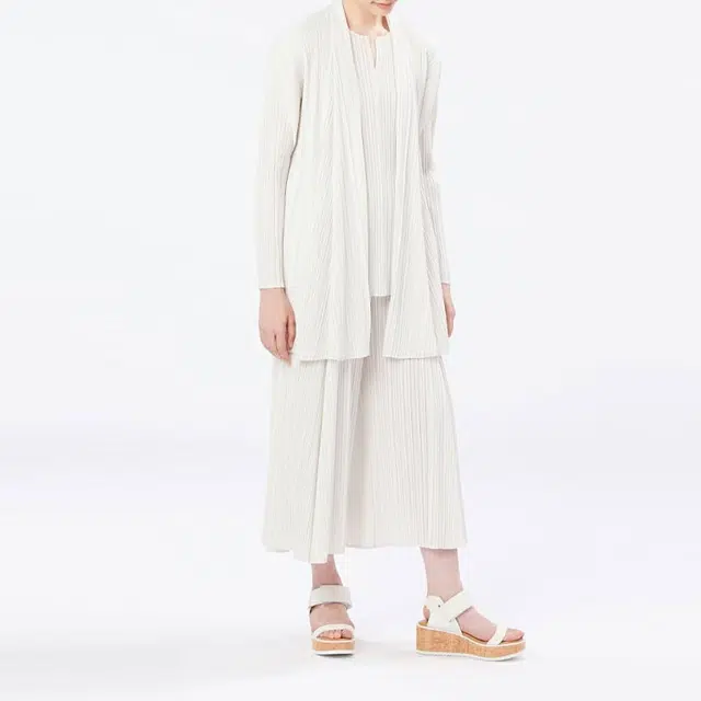 PLEATS PLEASE ISSEY MIYAKE