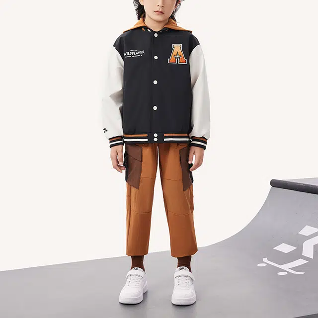 安踏 童装 字母拼接单排扣连帽长袖棒球服 男童 梦幻黑