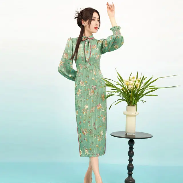 四美子 花卉图案立领低开衩九分袖旗袍连衣裙 玉花醉