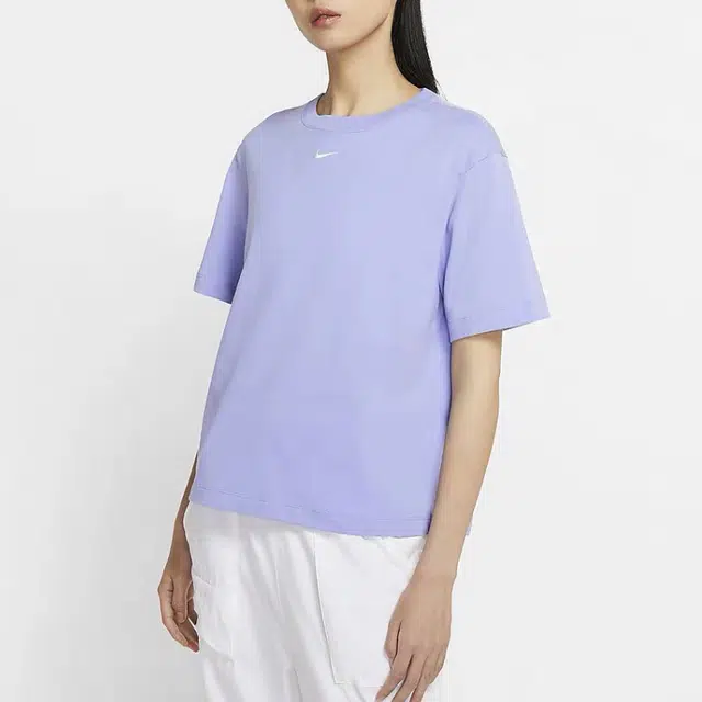 Nike Sportswear Essentials logoT